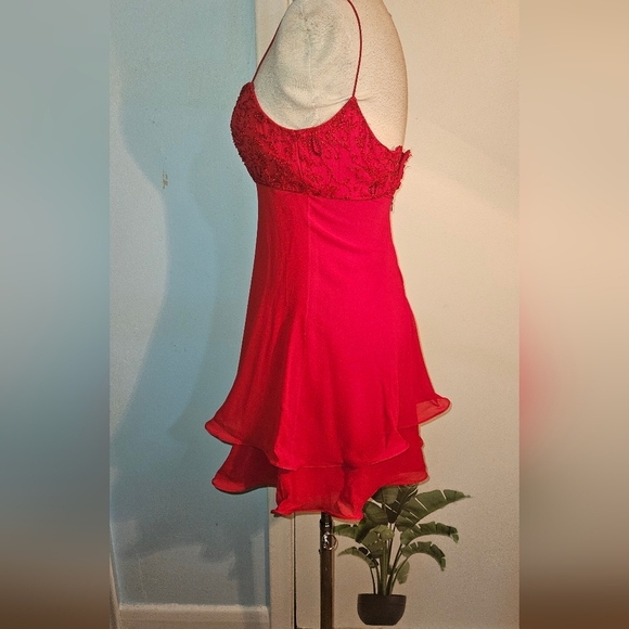 Elegant Red Strapless Dress - Picture 7 of 8